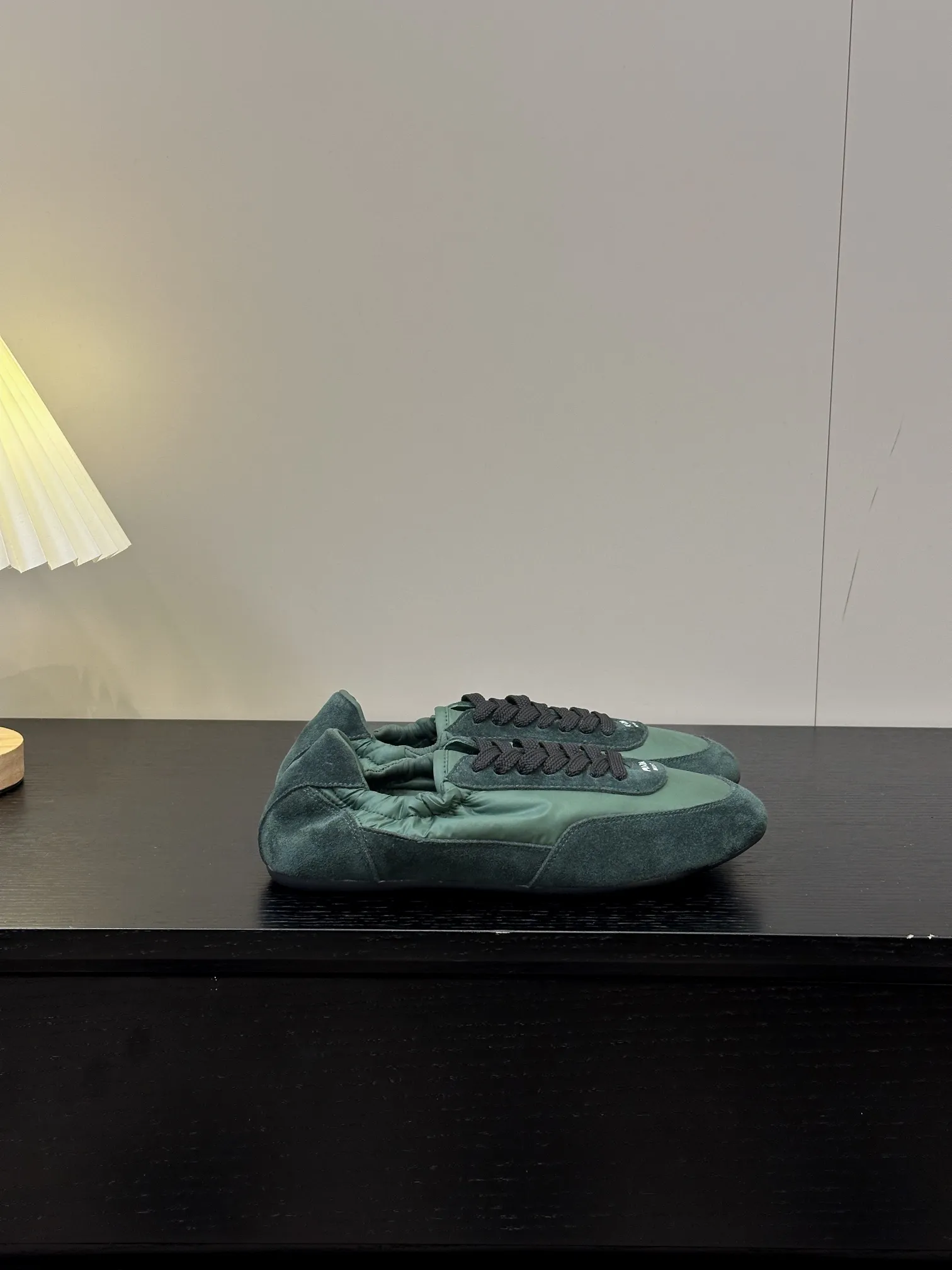 👟👟Ex-factory price 420👟👟 💠𝐏𝐑𝐀𝐃𝐀#Prada catwalk style lightweight thin-soled new moral training shoes casual shoes💠 outsole molded TPU❣️not made of rubber! The suede upper is textured, and the inner sheepskin is wrapped, which is soft and waxy. The insole is thickened with lambskin, which is extremely comfortable to step on, has a sense of support, and feels well wrapped. The shoe shape is full of wrapping, light, easy to wear, and practical. It is a casual shoe that makes you taller and longer legs! White is clean and refreshing, needed all year round, and can be easily worn with skirts and trousers. Upper: imported suede/original molded fabric. Lining: sheepskin. Outsole: TPU outsole! Different from cheap rubber soles on the market! Code number: 35-40 (40 customized)